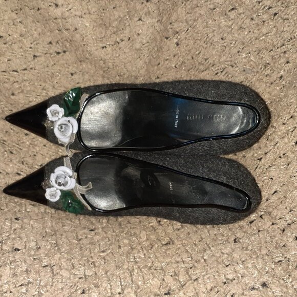 MIU MIU-Black Tweed Pointed-Toe Pump w/ Floral Design on Patent Toe-Sz 38.5-EX - Picture 6 of 8